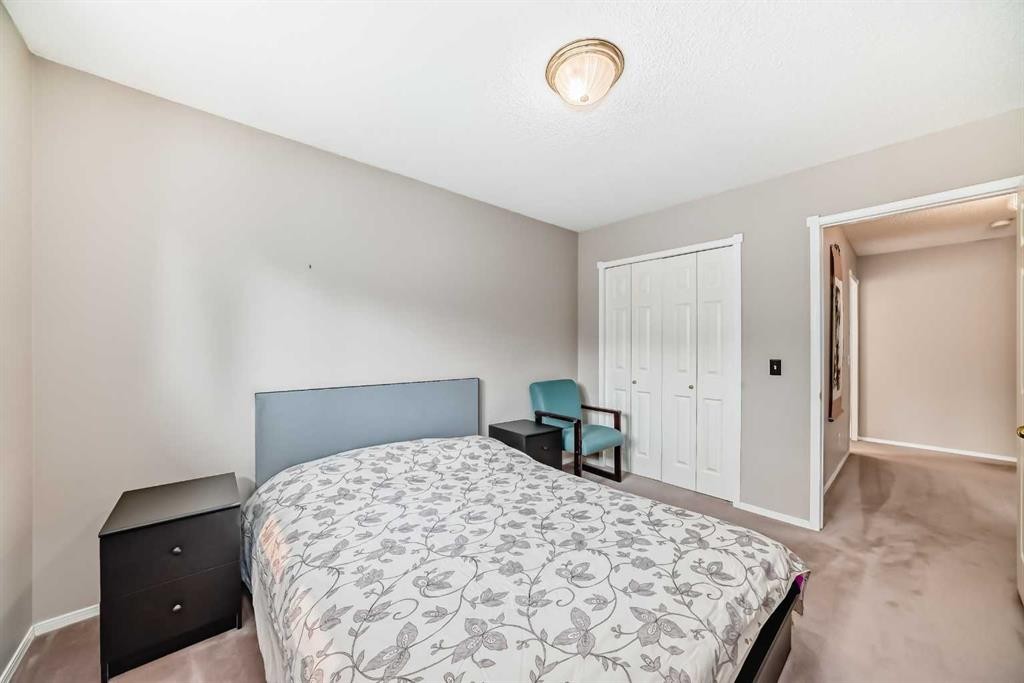 1405 Shawnee Road Sw, Calgary, AB - Indoor Photo Showing Bedroom