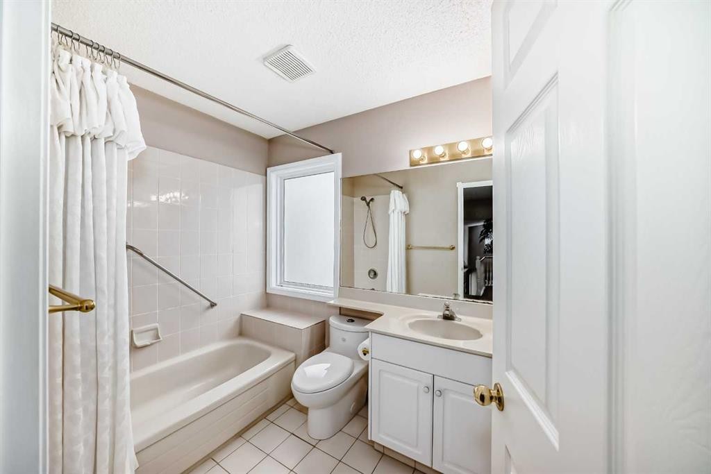 1405 Shawnee Road Sw, Calgary, AB - Indoor Photo Showing Bathroom
