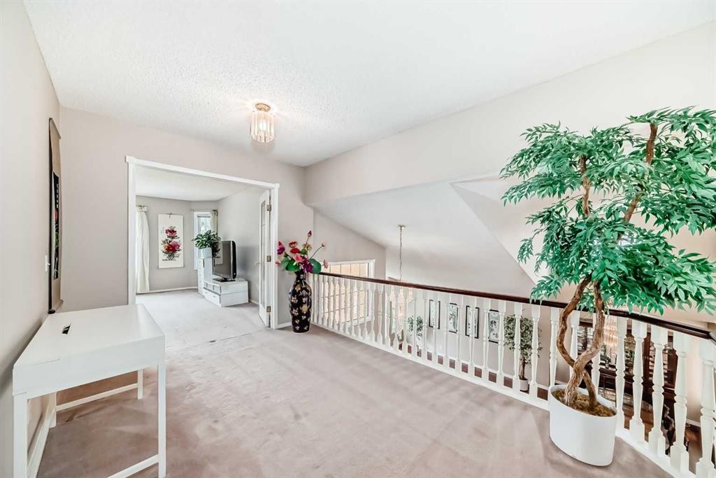 1405 Shawnee Road Sw, Calgary, AB - Indoor Photo Showing Other Room