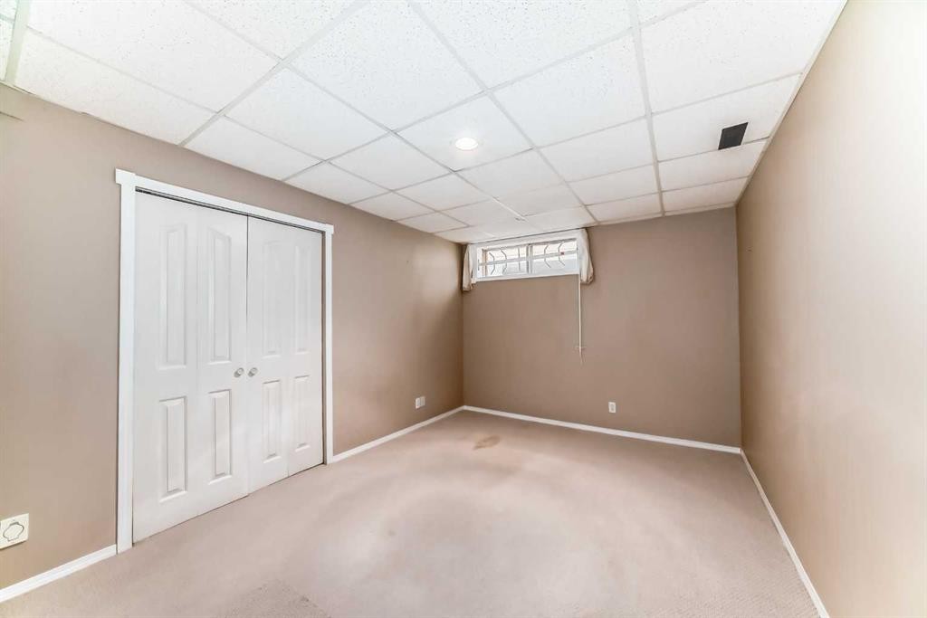 1405 Shawnee Road Sw, Calgary, AB - Indoor Photo Showing Other Room