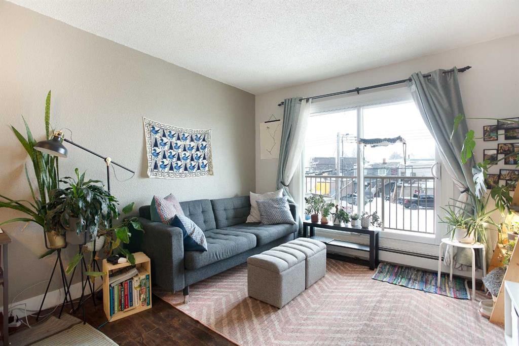 204-809 4 Street Ne, Calgary, AB - Indoor Photo Showing Living Room