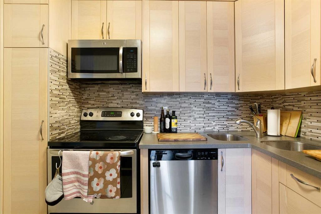 204-809 4 Street Ne, Calgary, AB - Indoor Photo Showing Kitchen With Upgraded Kitchen