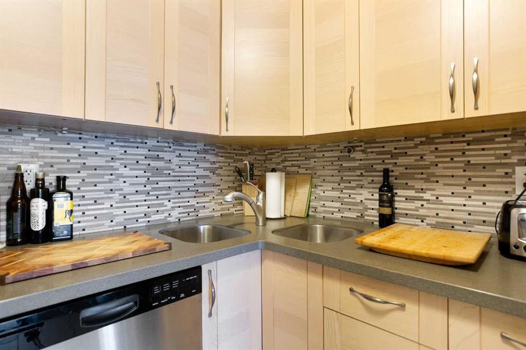 204-809 4 Street Ne, Calgary, AB - Indoor Photo Showing Kitchen
