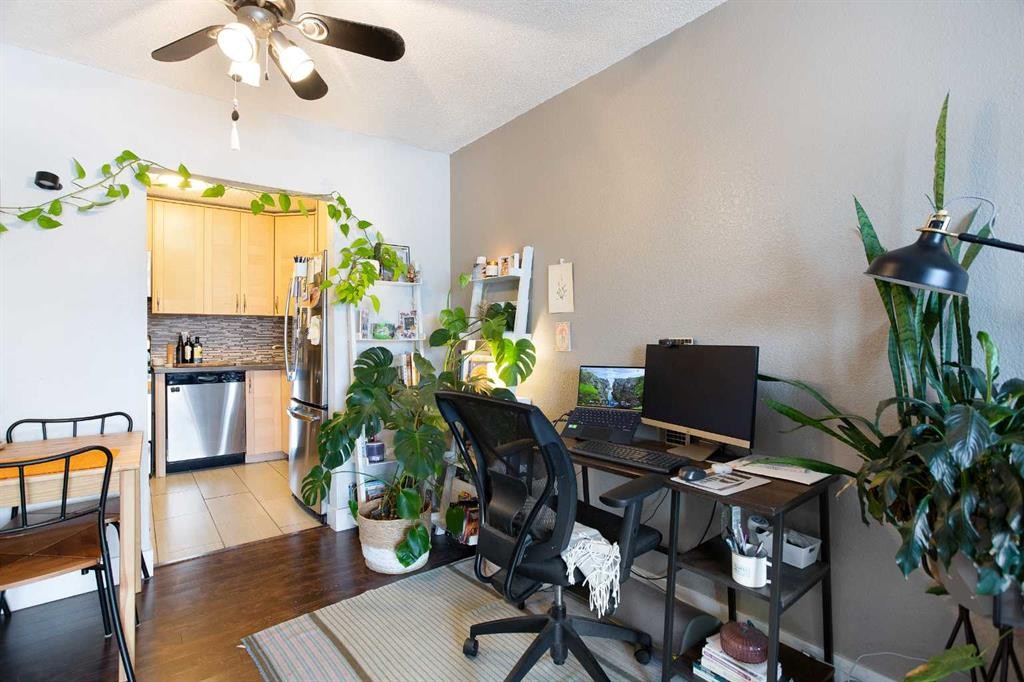 204-809 4 Street Ne, Calgary, AB - Indoor Photo Showing Office