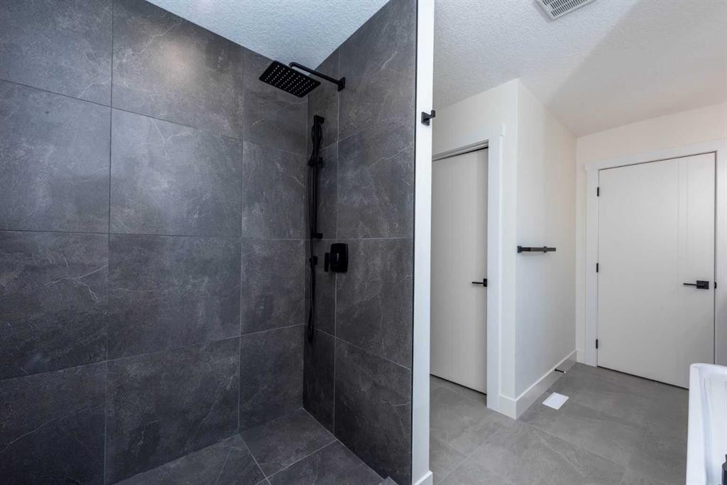 101 Waterford Passage, Chestermere, AB - Indoor Photo Showing Bathroom