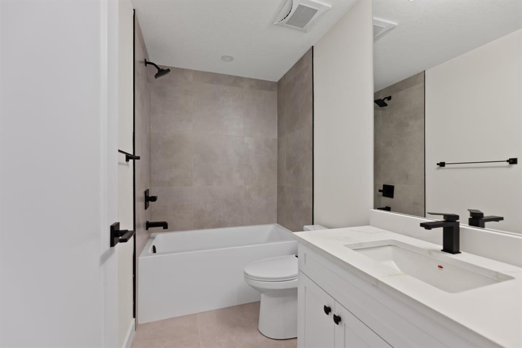 2436 30 Avenue Sw, Calgary, AB - Indoor Photo Showing Bathroom