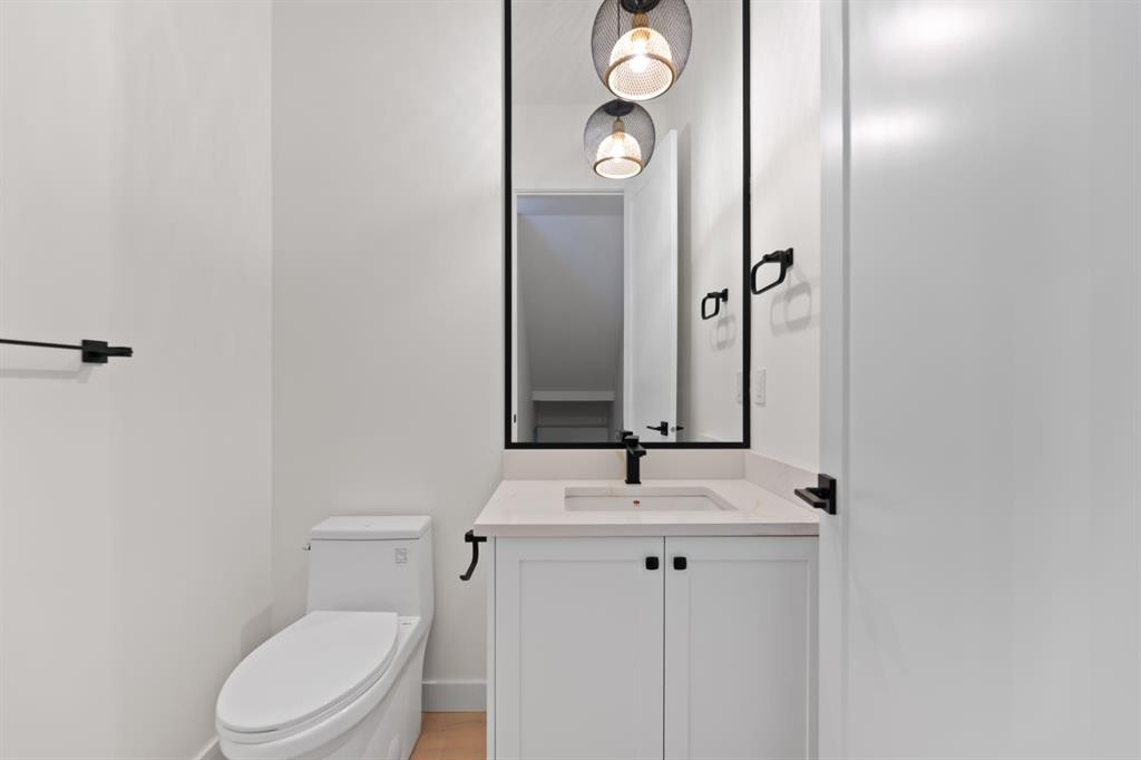 2436 30 Avenue Sw, Calgary, AB - Indoor Photo Showing Bathroom