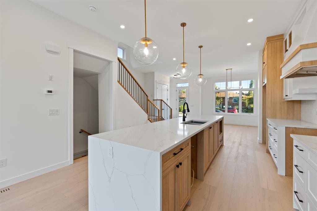 2436 30 Avenue Sw, Calgary, AB - Indoor Photo Showing Kitchen