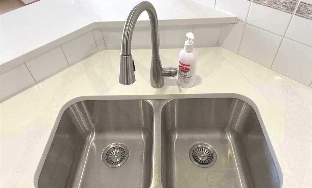 244 Los Alamos Place Ne, Calgary, AB - Indoor Photo Showing Kitchen With Double Sink