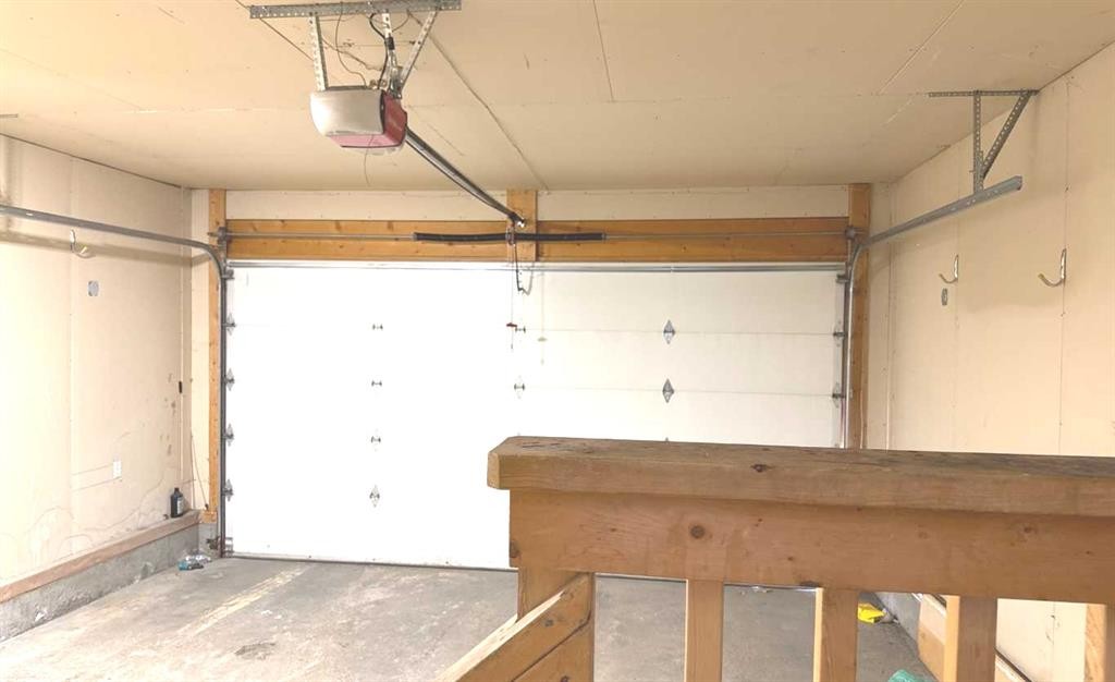 244 Los Alamos Place Ne, Calgary, AB - Indoor Photo Showing Garage