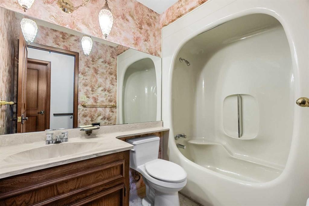 720 Parkvalley Road Se, Calgary, AB - Indoor Photo Showing Bathroom