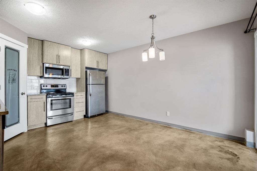 D-204 6 Avenue, Strathmore, AB - Indoor Photo Showing Kitchen