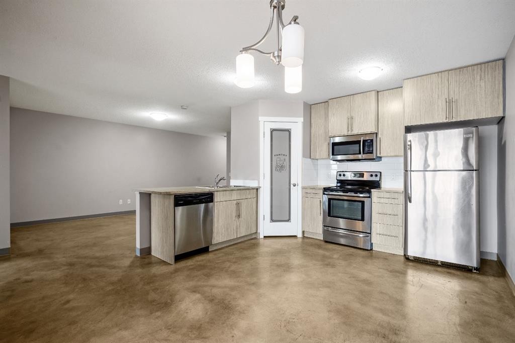 D-204 6 Avenue, Strathmore, AB - Indoor Photo Showing Kitchen