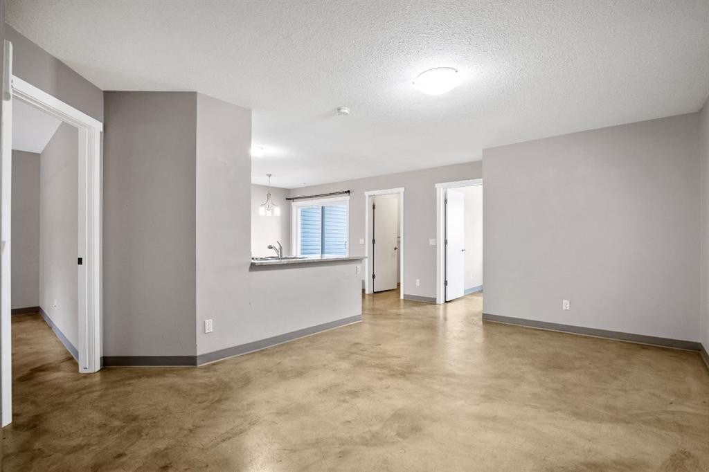 D-204 6 Avenue, Strathmore, AB - Indoor Photo Showing Other Room