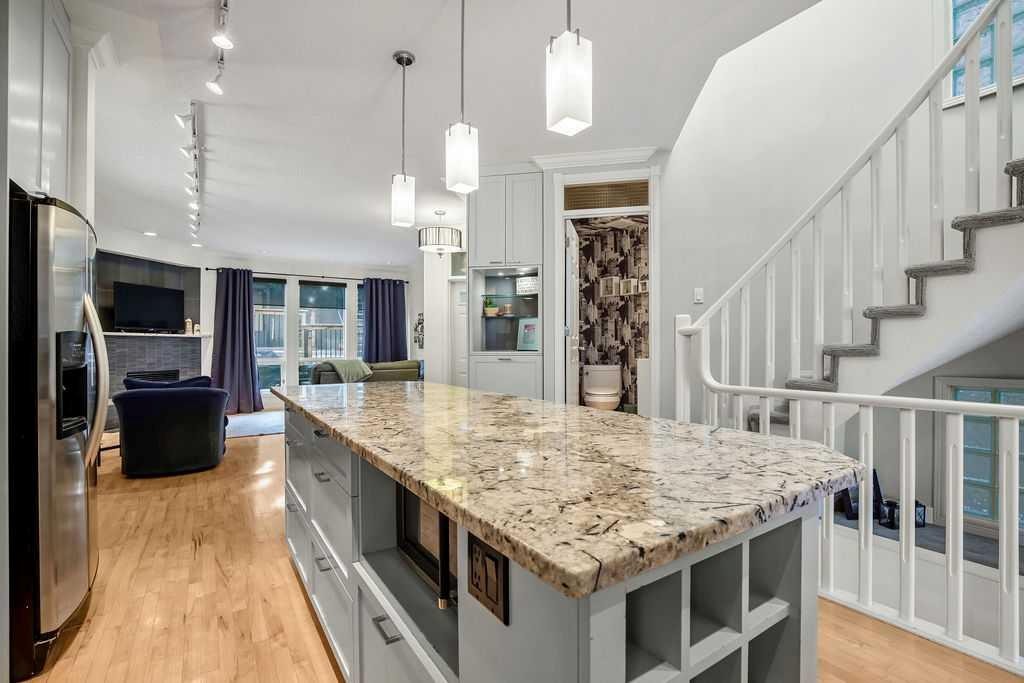47 28 Avenue Sw, Calgary, AB - Indoor Photo Showing Kitchen With Upgraded Kitchen