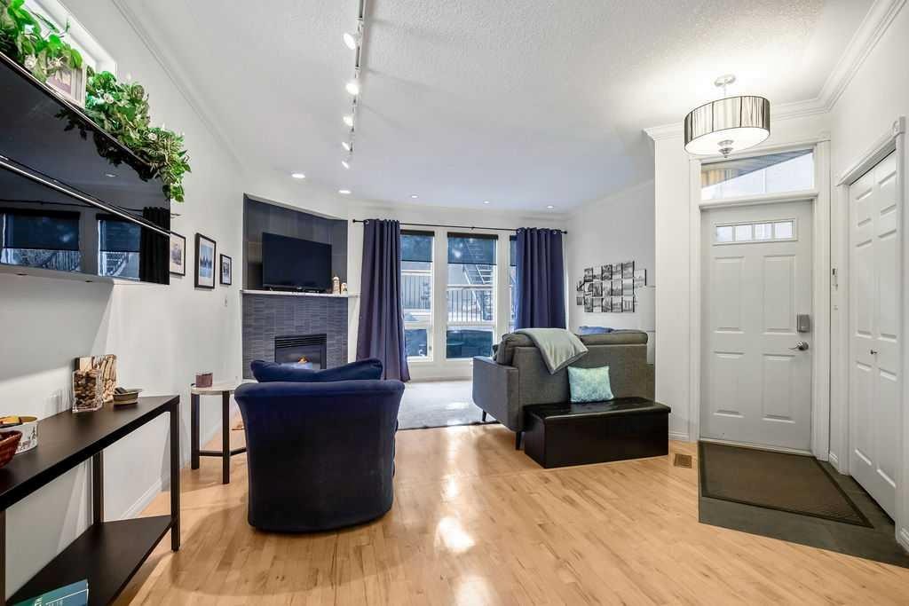 47 28 Avenue Sw, Calgary, AB - Indoor With Fireplace