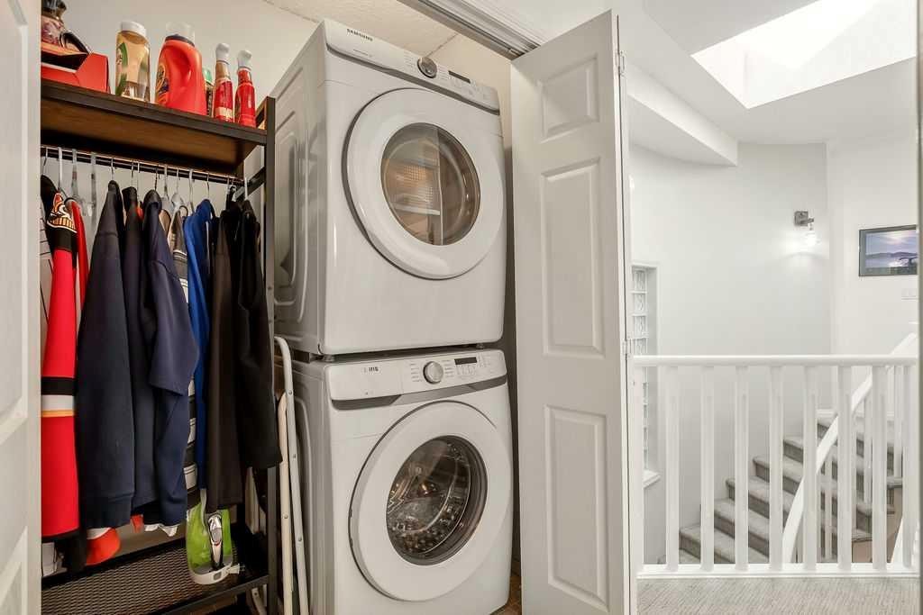 47 28 Avenue Sw, Calgary, AB - Indoor Photo Showing Laundry Room