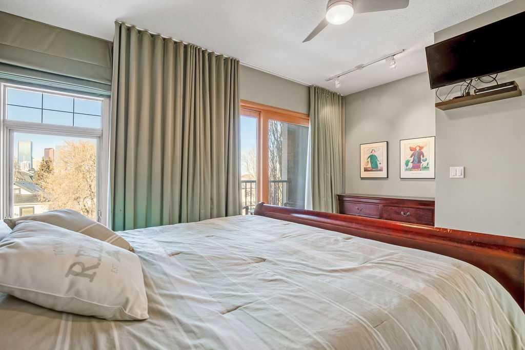 47 28 Avenue Sw, Calgary, AB - Indoor Photo Showing Bedroom