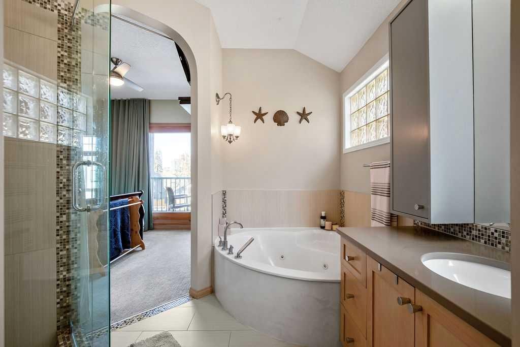 47 28 Avenue Sw, Calgary, AB - Indoor Photo Showing Bathroom