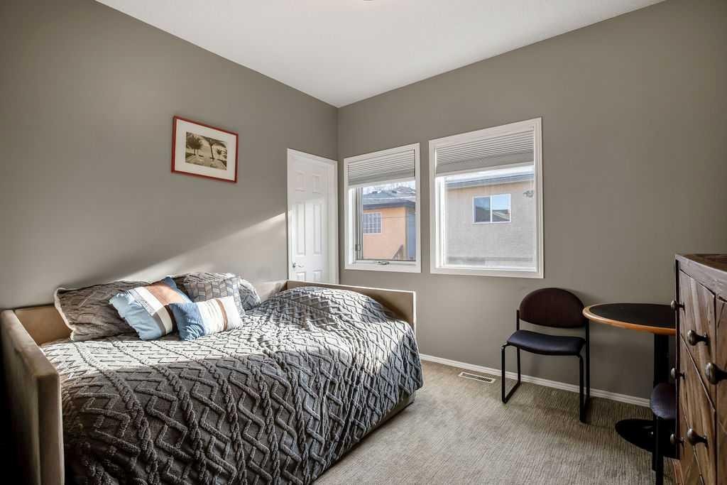 47 28 Avenue Sw, Calgary, AB - Indoor Photo Showing Bedroom