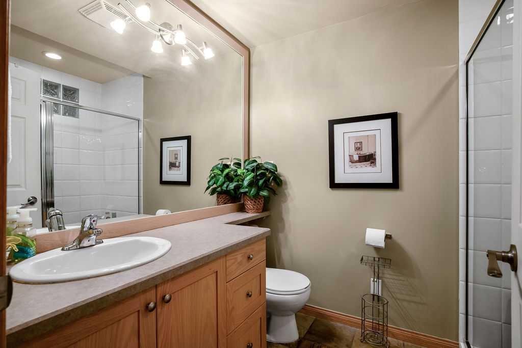 47 28 Avenue Sw, Calgary, AB - Indoor Photo Showing Bathroom