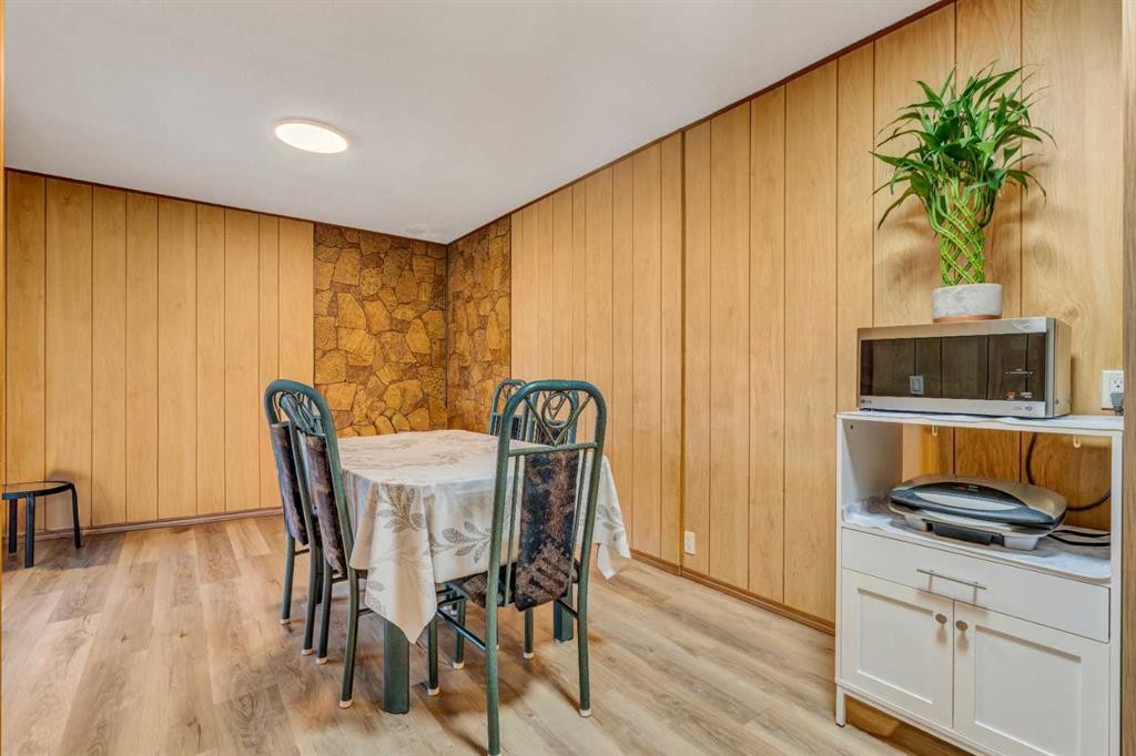 713 44 Street Se, Calgary, AB - Indoor Photo Showing Other Room