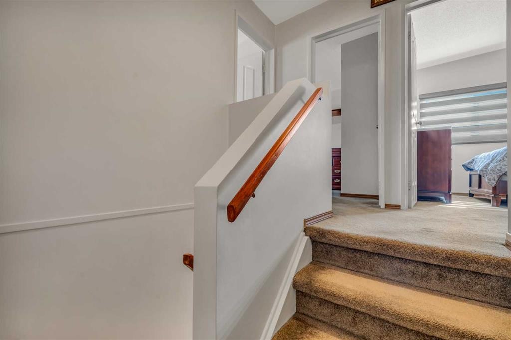 713 44 Street Se, Calgary, AB - Indoor Photo Showing Other Room