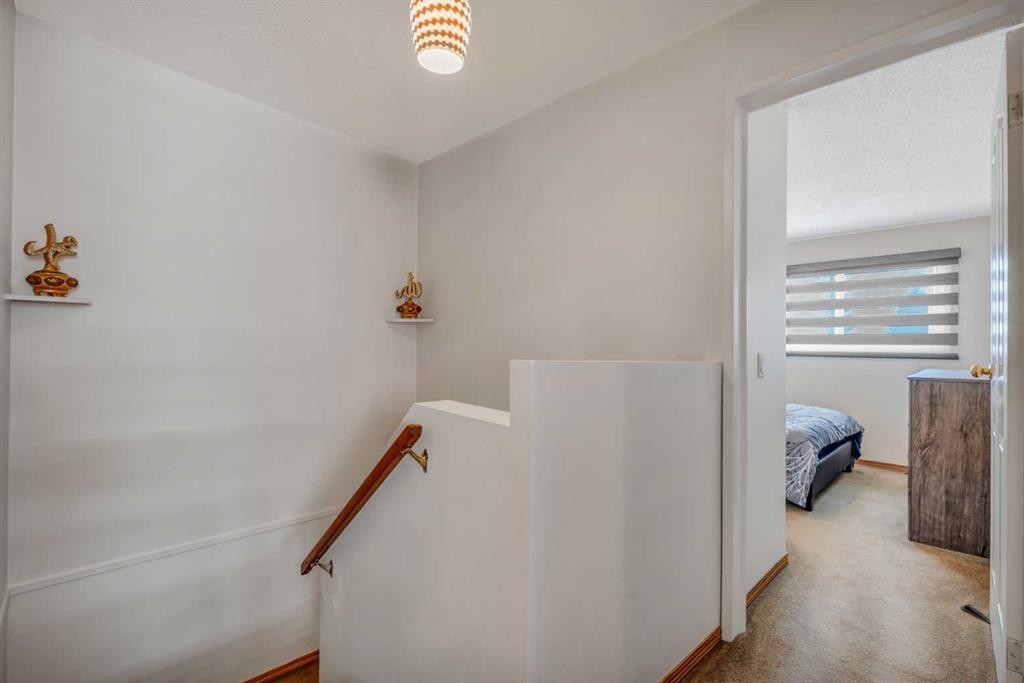 713 44 Street Se, Calgary, AB - Indoor Photo Showing Other Room