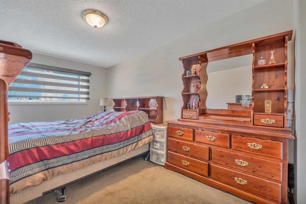 713 44 Street Se, Calgary, AB - Indoor Photo Showing Bedroom