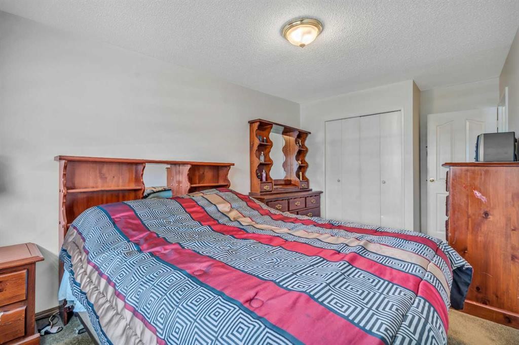 713 44 Street Se, Calgary, AB - Indoor Photo Showing Bedroom