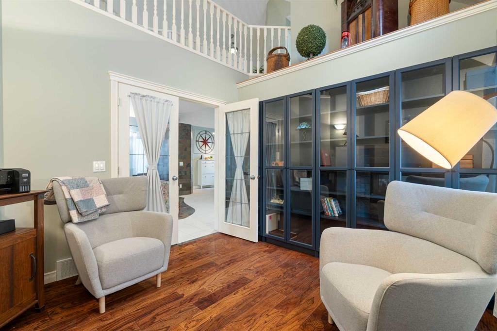124 Cresthaven Place Sw, Calgary, AB - Indoor Photo Showing Living Room