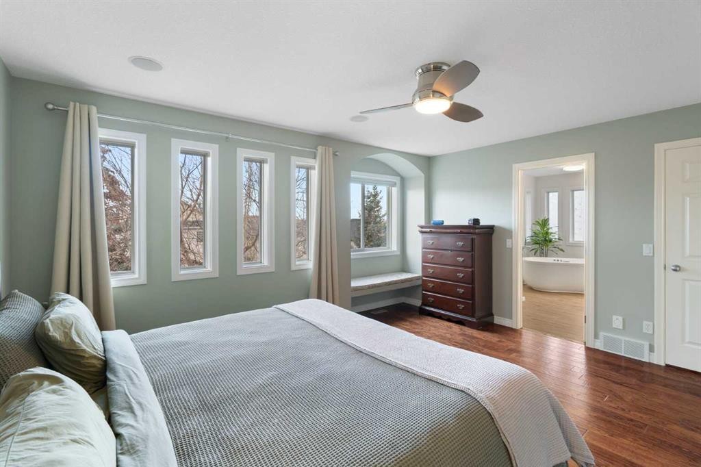 124 Cresthaven Place Sw, Calgary, AB - Indoor Photo Showing Bedroom