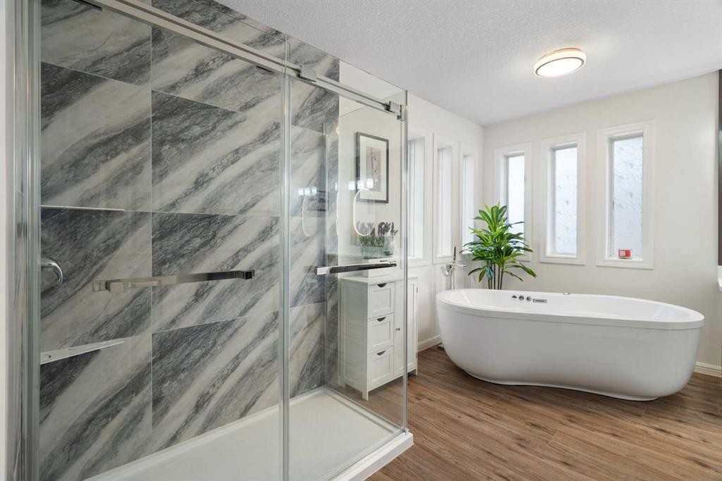 124 Cresthaven Place Sw, Calgary, AB - Indoor Photo Showing Bathroom