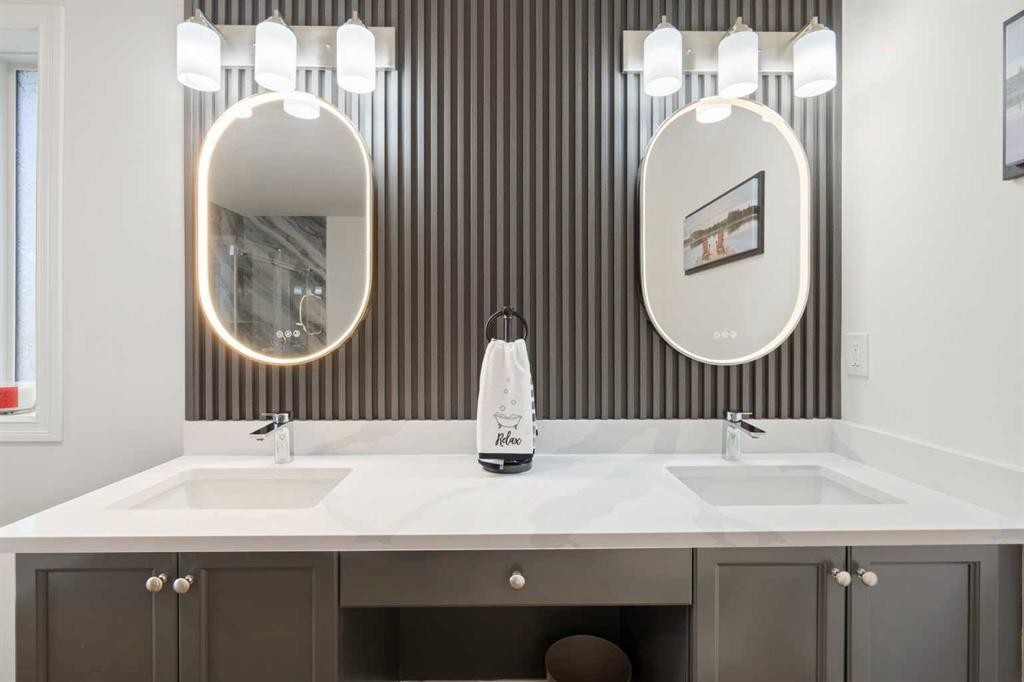 124 Cresthaven Place Sw, Calgary, AB - Indoor Photo Showing Bathroom