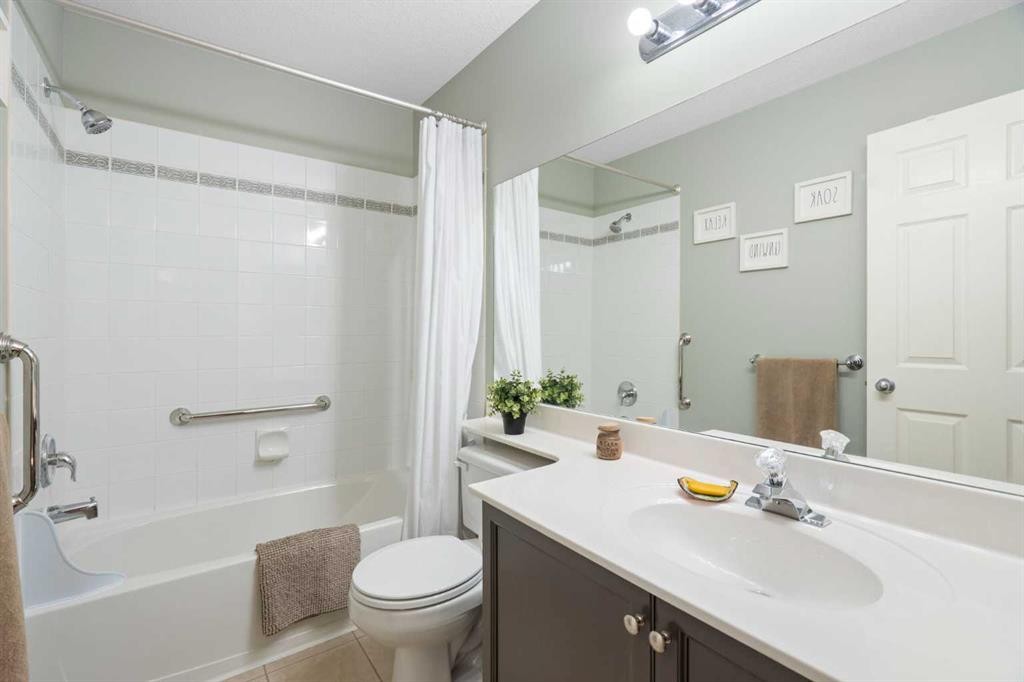 124 Cresthaven Place Sw, Calgary, AB - Indoor Photo Showing Bathroom