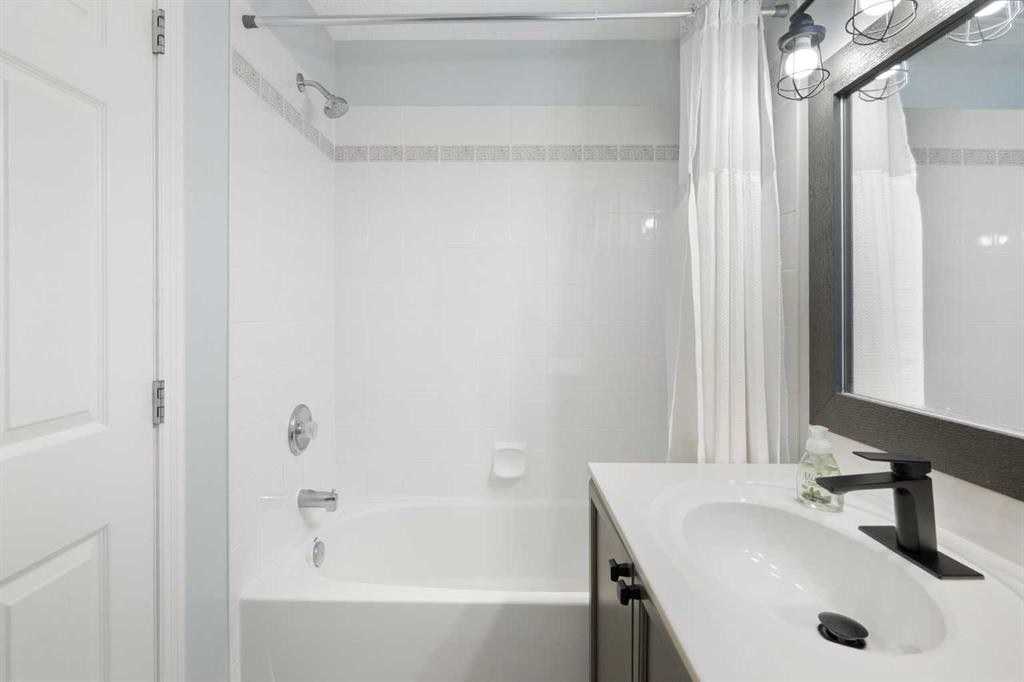 124 Cresthaven Place Sw, Calgary, AB - Indoor Photo Showing Bathroom