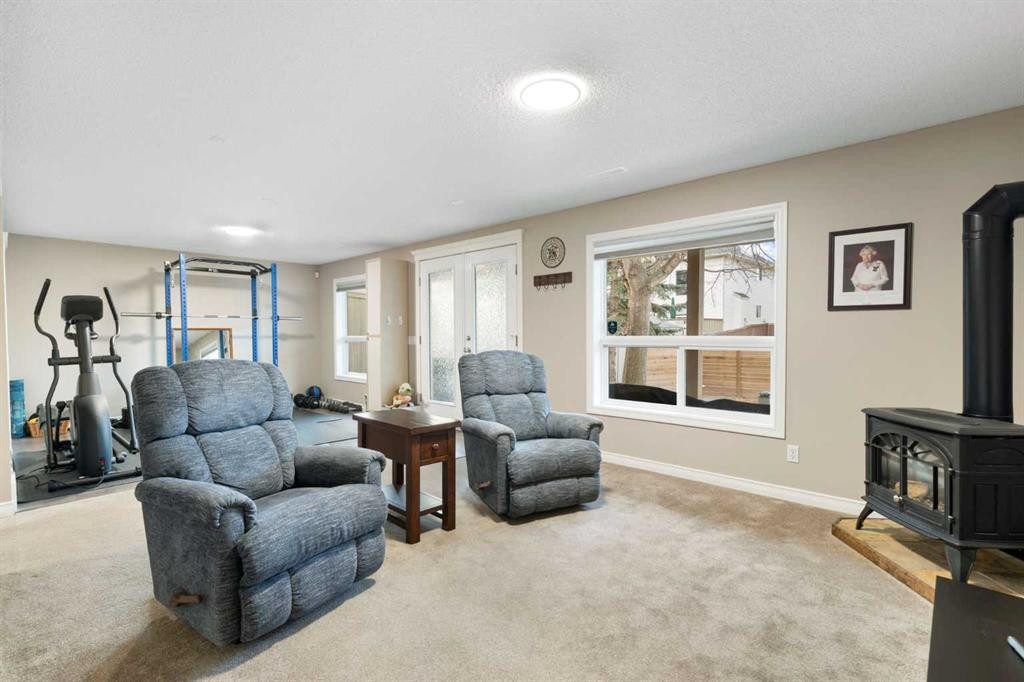 124 Cresthaven Place Sw, Calgary, AB - Indoor Photo Showing Living Room