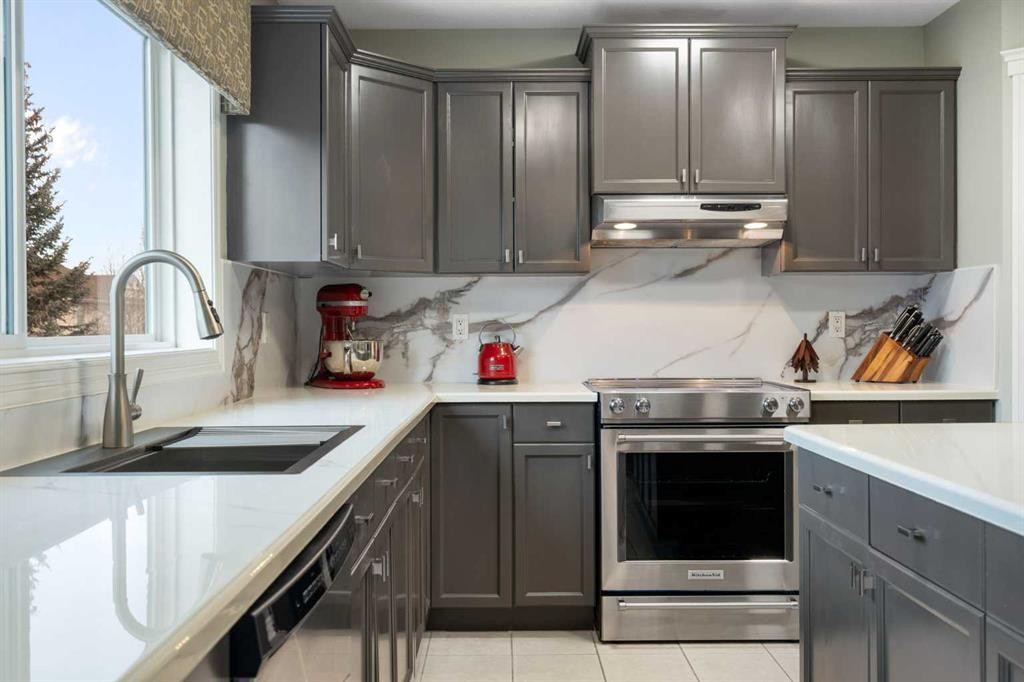 124 Cresthaven Place Sw, Calgary, AB - Indoor Photo Showing Kitchen