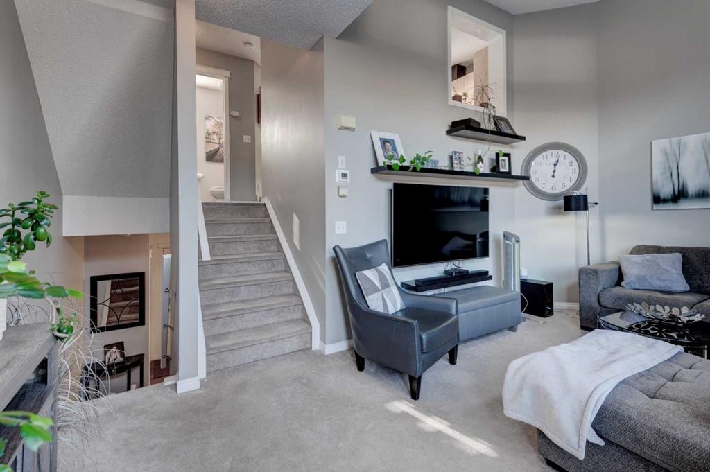 219 Copperfield Lane Se, Calgary, AB - Indoor