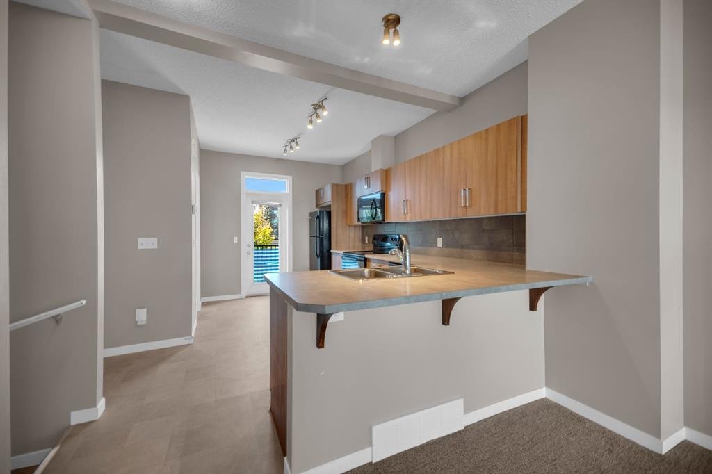136 New Brighton Point Se, Calgary, AB - Indoor Photo Showing Kitchen