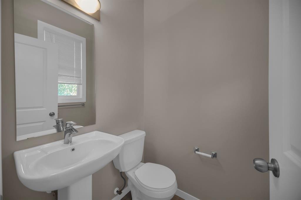 136 New Brighton Point Se, Calgary, AB - Indoor Photo Showing Bathroom