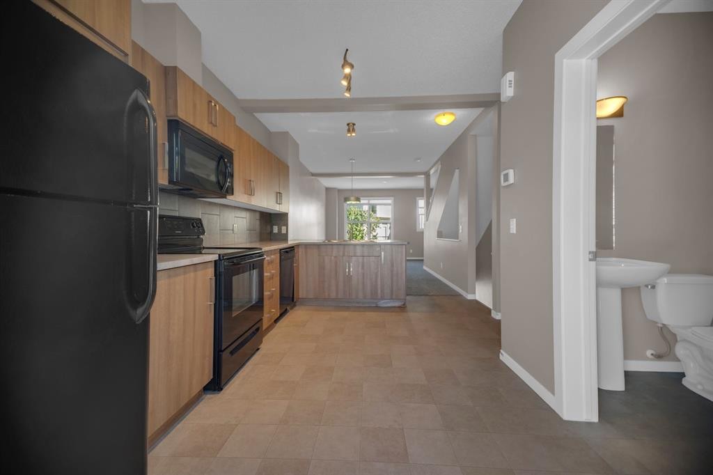 136 New Brighton Point Se, Calgary, AB - Indoor Photo Showing Kitchen