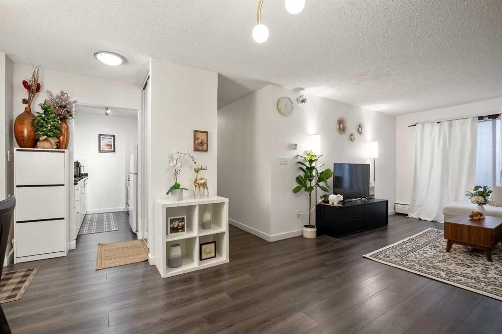 301-523 15 Avenue Sw, Calgary, AB - Indoor Photo Showing Living Room