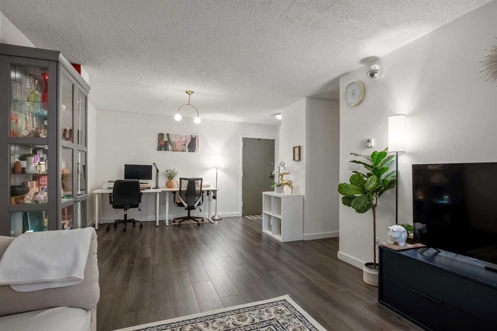 301-523 15 Avenue Sw, Calgary, AB - Indoor Photo Showing Living Room