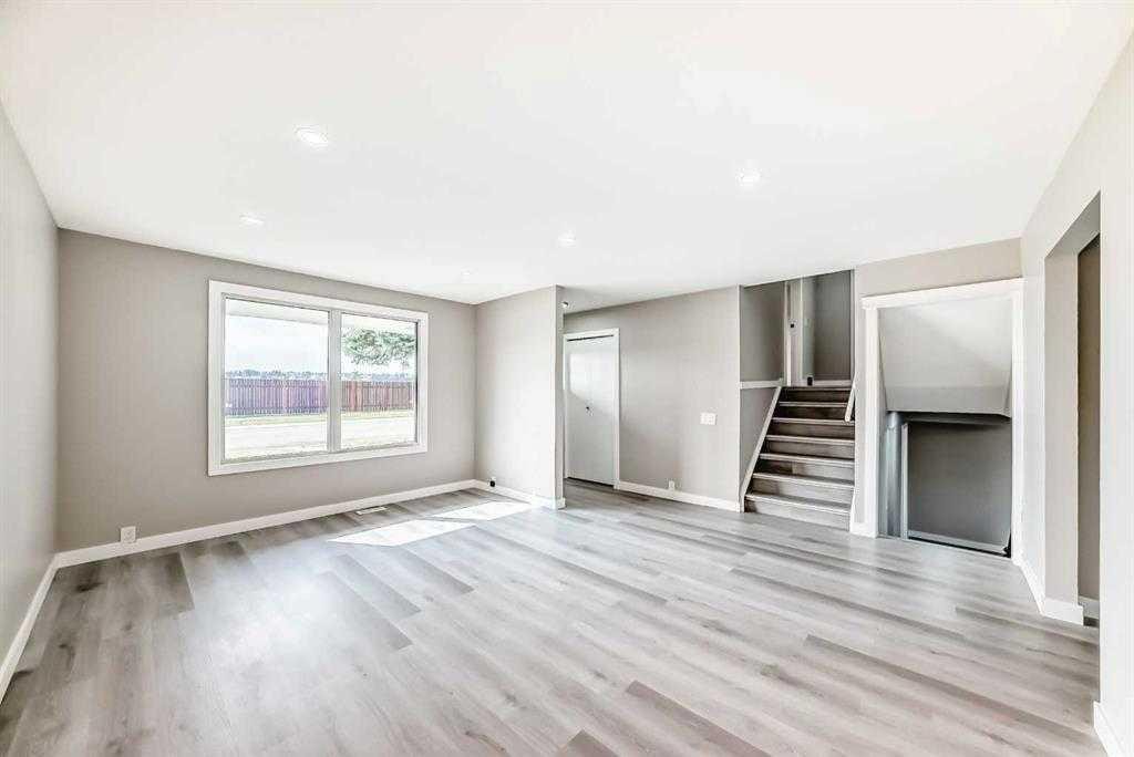 15104 1 Street Se, Calgary, AB - Indoor Photo Showing Other Room
