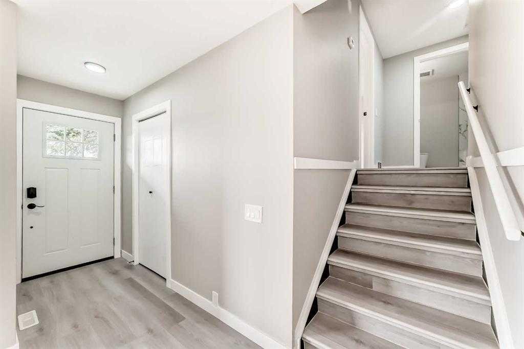 15104 1 Street Se, Calgary, AB - Indoor Photo Showing Other Room