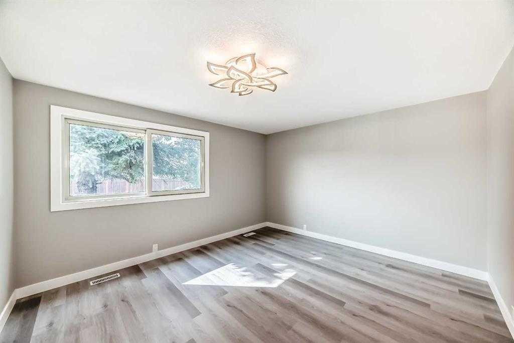 15104 1 Street Se, Calgary, AB - Indoor Photo Showing Other Room