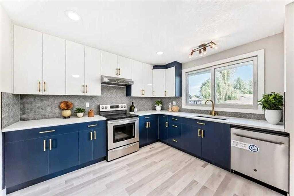 15104 1 Street Se, Calgary, AB - Indoor Photo Showing Kitchen With Stainless Steel Kitchen