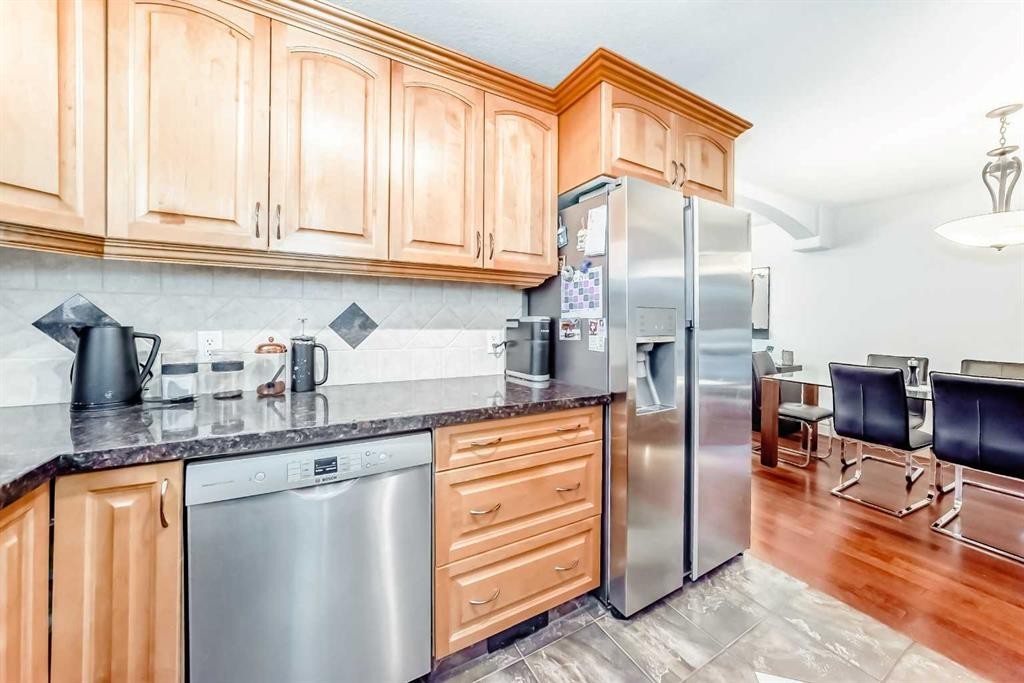252 18 Avenue Nw, Calgary, AB - Indoor Photo Showing Kitchen With Stainless Steel Kitchen