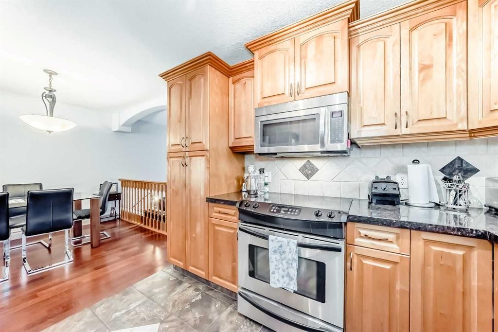 252 18 Avenue Nw, Calgary, AB - Indoor Photo Showing Kitchen